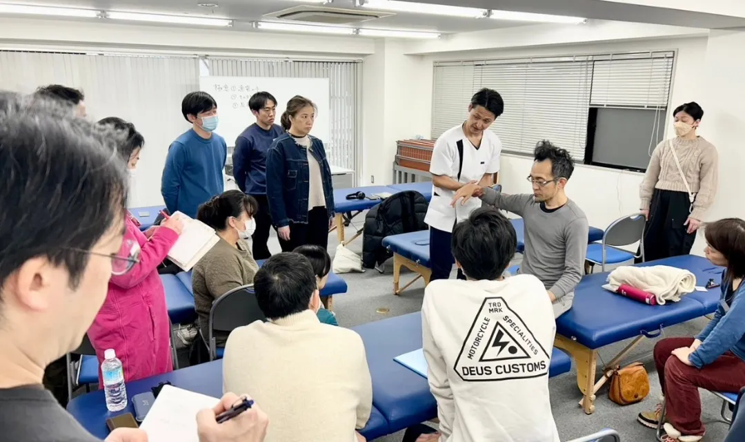 セミナーで学ぶ受講生たち