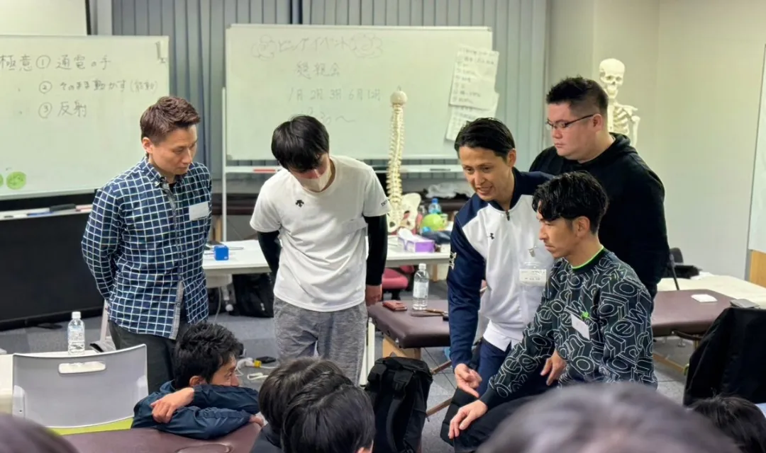 セミナーで学ぶ受講生たち