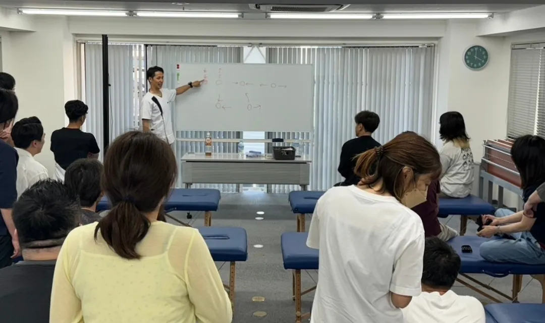 セミナーで学ぶ受講生たち