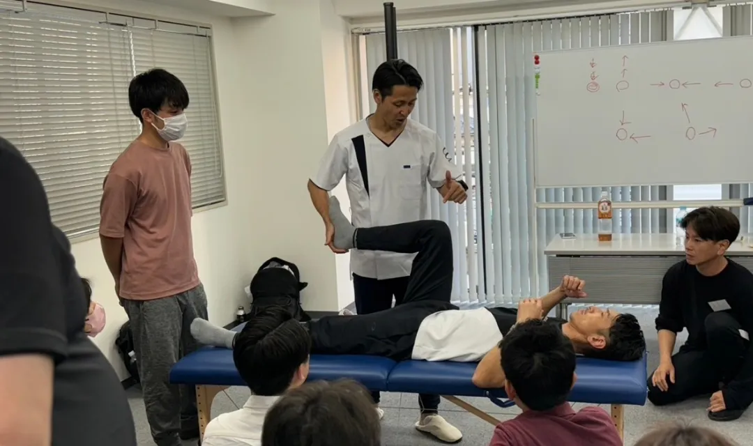 セミナーで学ぶ受講生たち